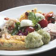 日替わりの前菜が、一度に五～七種類味わえます。手作りにこだわった自慢の一品です。（二人前）