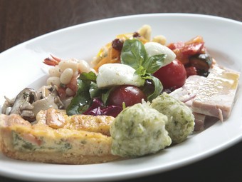 訪れるたびに、新たな味が楽しめます『本日の前菜盛り合わせ』