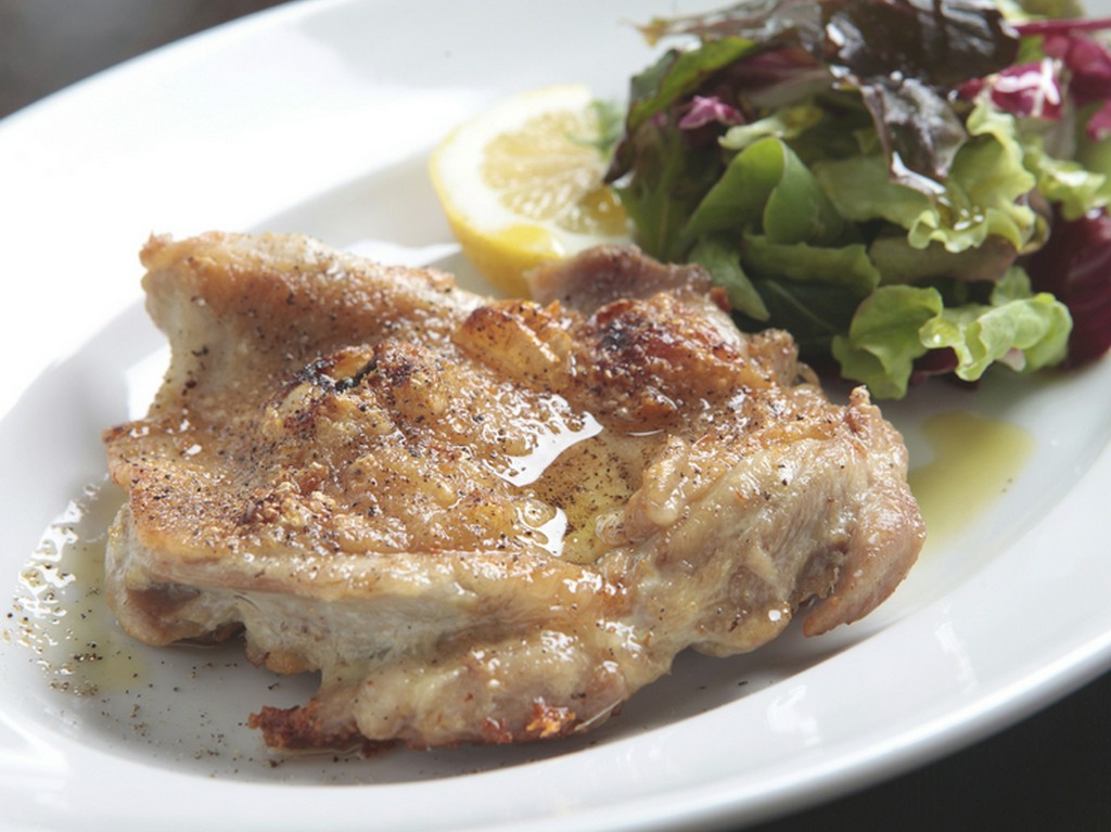 皮はパリッ、中はジューシー『地鶏　薪窯焼きロースト』