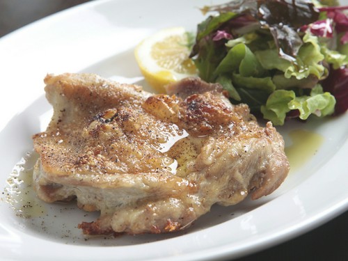 皮はパリッ、中はジューシー『地鶏　薪窯焼きロースト』