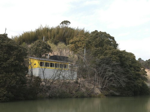 大人の隠れ家風。池のほとりに佇む黄色い外観が目印です