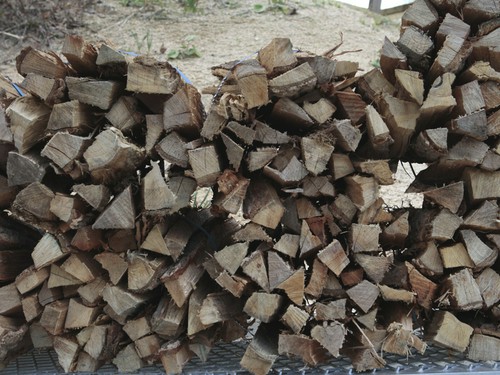 ガスではなく、薪で焼くから、味も香りも格段に違います！