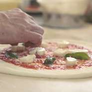 お店で出すほとんどの料理は、すべて手作りにこだわっているという佐野さん。既製品ではなく、食材そのものを仕入れ、料理を行っています。シーズン時には、野菜やハーブなども自家菜園で作るのだとか。