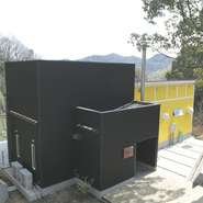 川べりに佇む【Pizzeria　Austro】。山々の緑、ゆっくりと流れる川の流れを眺めながら、ゆったりと食事とお酒を楽しみたい。そんな大人のための隠れ家的な場所です。