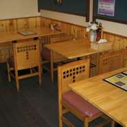 テーブル席　x 3席 (5名席・4名席・2名席)