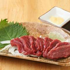 あっさりした味わいが人気『馬刺の赤身刺』