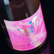 希少なツルバラの花酵母を使用した、清冽にして芳醇な香り。
美しいローズ・ピンクの日本酒です。
