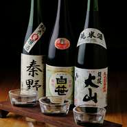 登山や温泉で見えられた方のために、利き酒をセットで用意しています。地酒3種を、ぜひご賞味ください。