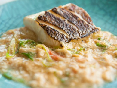 旬の魚の風味を生かし、和のエッセンスを加えた『白身魚のグリルゆばとカニ身のソース』