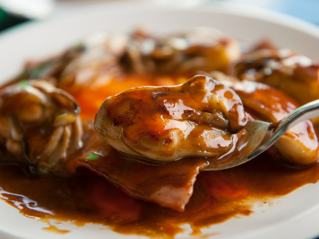 ぷりぷりのカキと生卵のとろみが絶妙に絡み、濃厚な旨みを楽しめる『オリジナル高砂焼』