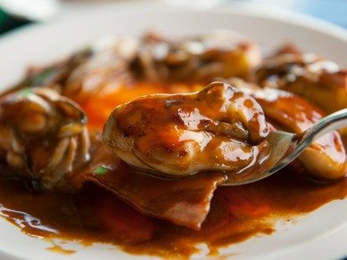 ぷりぷりのカキと生卵のとろみが絶妙に絡み、濃厚な旨みを楽しめる『オリジナル高砂焼』