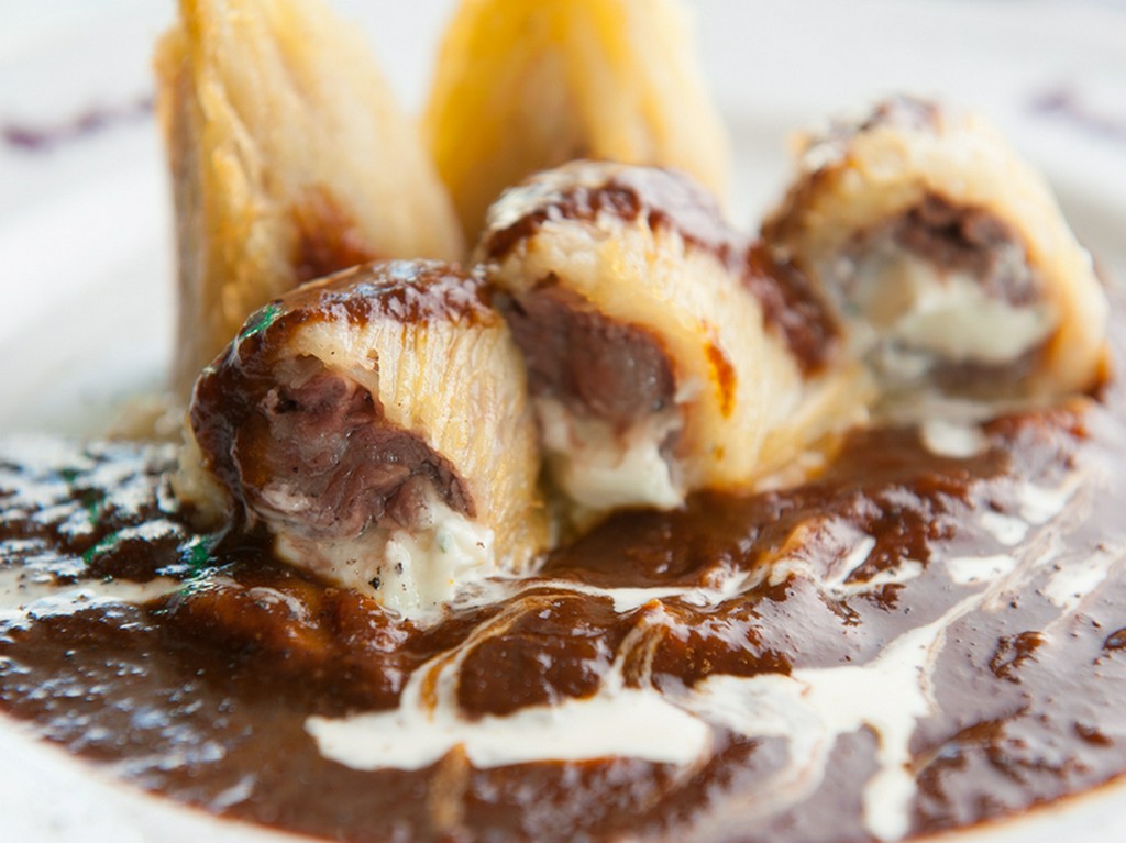 お肉とポテトの愛称抜群、鉄板で焼き揚げる『牛肉ポテトロール』