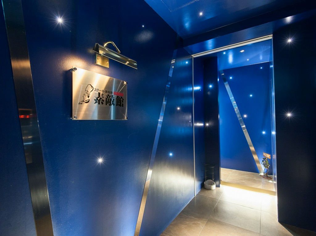 個性的で色鮮やかなエントランス