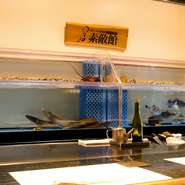 食材に出合うからこそ生まれる料理人としてのインスピレーションを大切に、メニューを考案しています。良い牛肉や豚肉があれば、積極的に買い付け。大切に育まれたさまざまな食材をおまかせ料理にアレンジします。