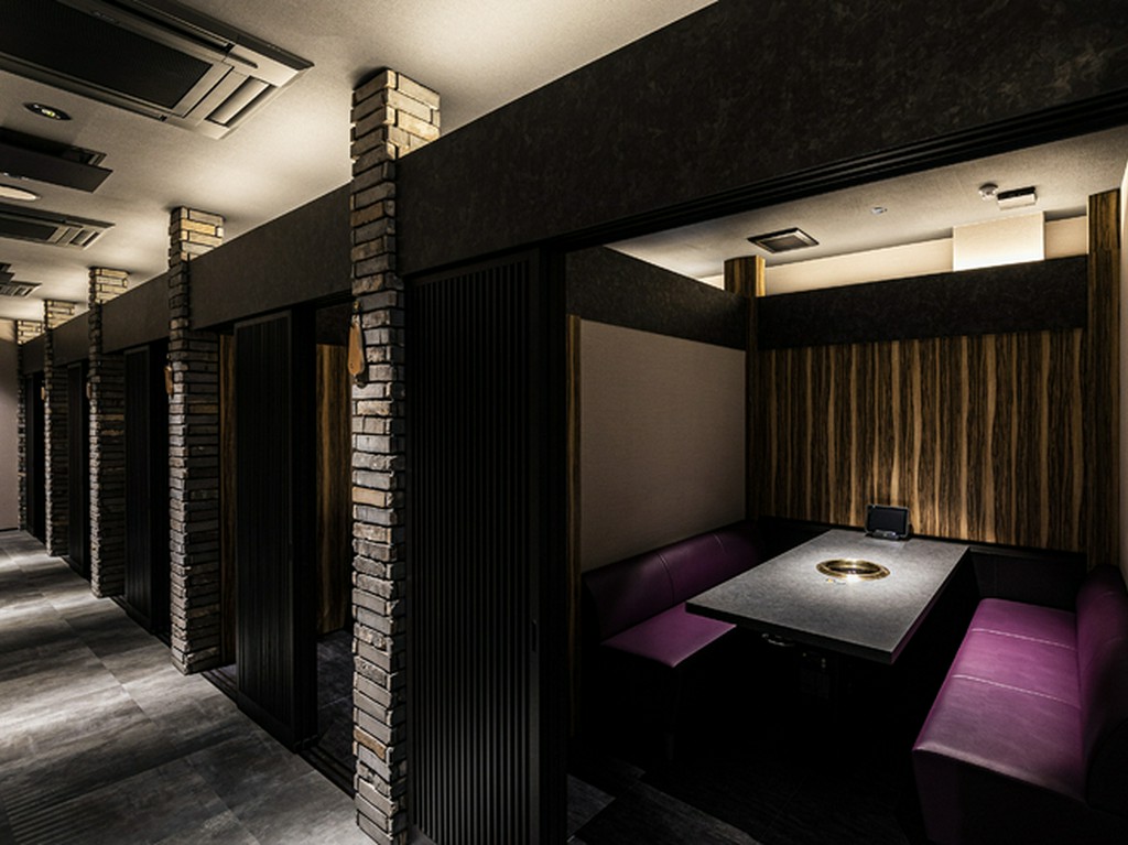 洗練された個室空間で焼肉を楽しむ