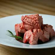 黒毛和牛の厚切りタン。贅沢な一品です！