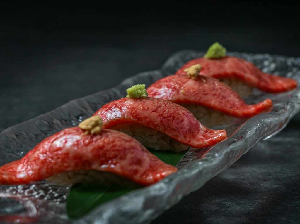 黒毛和牛大とろ炙り牛寿司（4貫）