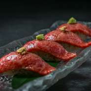 口に入れた瞬間とろける、黒毛和牛大とろを炙った贅沢なお寿司！