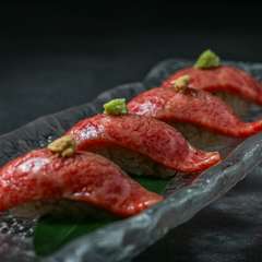 黒毛和牛大とろ炙り牛寿司（4貫）