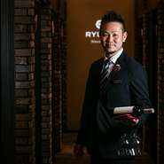 当店のサービス責任者「米盛 博文」はワイン ソムリエの資格と日本酒の利酒師のライセンスを持つ持ち主。
お客様に合わせた一杯をご用意いたします。