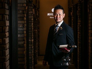 ソムリエ 兼 利酒師のライセンスを持つサービス主任