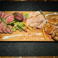 Cafe。おすすめお肉3種盛
がっつり食べたい方におすすめです！