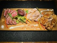 Cafe。おすすめお肉3種盛
がっつり食べたい方におすすめです！
