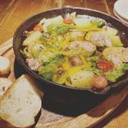 野菜たっぷりニンニクたっぷりのアヒージョです！