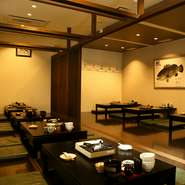 座敷と堀ごたつの広間。リニューアルして洗練された空間になりました。落ち着いた雰囲気で、ゆったりとお食事を楽しめます。もつ鍋をつつきながら美味しいお酒をいただく至福のひとときを堪能できます。