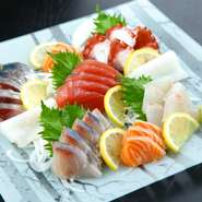 寿司、和食の経験を積んだ店主が造る刺身、旬の魚介類を堪能できます。もつ鍋で有名なお店ですが、焼き物や刺身も充実。厳選したお酒と共に楽しめるメニューが豊富に揃っています。