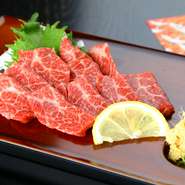 「ここならではの逸品」自慢の最上級馬刺です。きれいに入ったサシとつやをご覧ください！