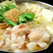 国産和牛もつの美味しさをじっくり味わえます。ファンの多い代表的なもつ鍋です。