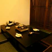 足もとゆったりの堀ごたつでくつろいでお食事していただけます。お鍋を囲んで団らんの時をお過ごし下さい。