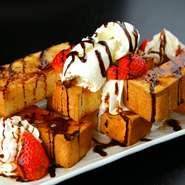 意外でしょうか？　もつ鍋屋のデザート『ハニートースト』は人気。別腹メニューです。