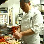 戦後に博多で発祥、郷土料理となった「もつ鍋」。1992年の新語・流行語大賞で銅賞を受賞した「もつ鍋」は今や全国的に人気の鍋メニューです。第二次もつ鍋ブームに先駆けて、熊本で第一線を走ってきました。仕入れは厳選した食材のみ、しかも安く美味しく提供することにこだわりがあります。また寿司、和食の経験を生かし、もつ鍋に限らず、豊富なメニューをご用意しています。