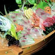 生簀からあげたてをさばいて提供致しますので、新鮮だからこそ味わえる旨味や食感をお愉しみ頂けます。