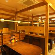1階はテーブル席とカウンター席をご用意！いけすも見えるお席もあり。