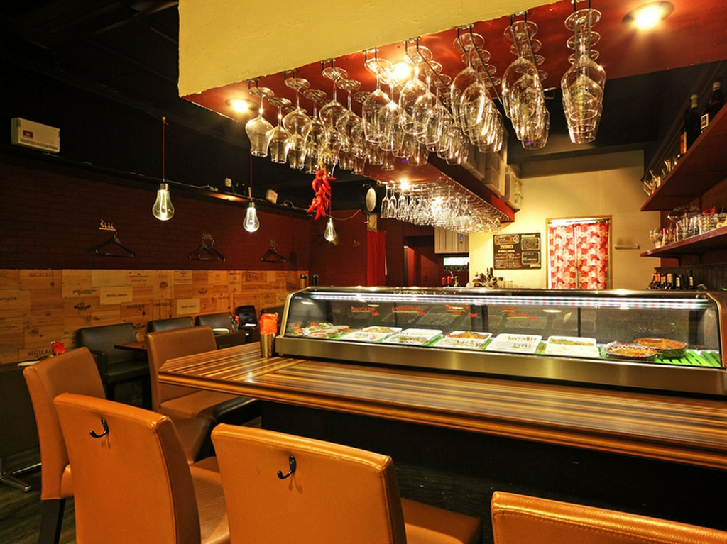 お一人様でもマイペースで気兼ねなく飲めると評判のカウンター席