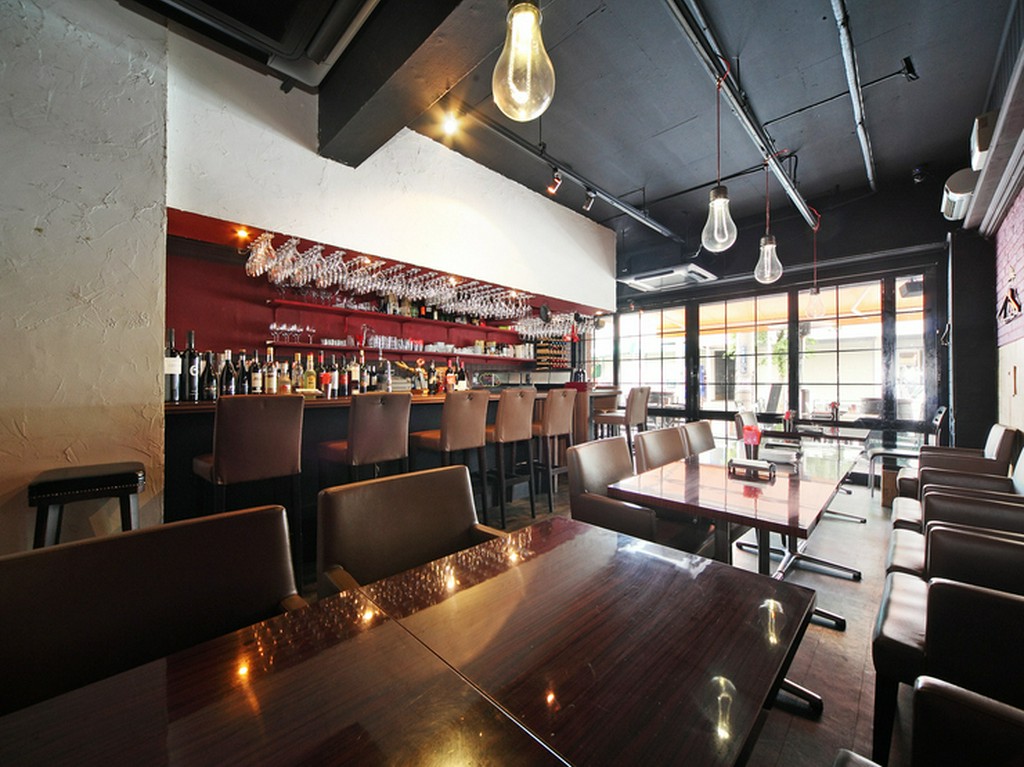 店内はオシャレでシックな雰囲気。開放的なテラス席もオススメ