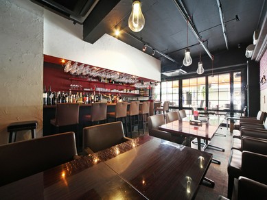 店内はオシャレでシックな雰囲気。開放的なテラス席もオススメ