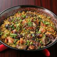 スペイン料理といえば、魚介類のトッピングの『パエリア』が有名ですが、お肉と野菜の組合せもぜひご賞味ください！　また、お米の代わりにパスタで作るパエリアの『フィデウア』もおすすめです。