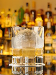 ゆっくり溶ける氷に時間を忘れる『ウイスキー』　ロック