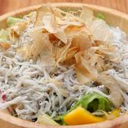 新鮮な旬の湘南野菜の上に、釜揚げしらすがたっぷりとのった『どっさりしらすの和風サラダ』。フワフワした食感の釜揚げしらすと、シャキシャキとした野菜の歯ごたえがよく合います。