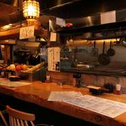 店内に入ると目に飛び込んでくる、料理人が腕をふるう焼き台。彩り豊かな食材をずらりと並べたショーケースがカウンターに沿って配置されています。店内に流れるゆったりとした雰囲気に、つい長居をしてしまうほど。