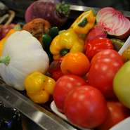 食材にとことんこだわっている【蒸氣屋】。鎌倉や葉山、三浦半島産の野菜や、契約の市場がある相模湾　佐島の獲れたて鮮魚など、全国から取り寄せられた選りすぐりの旬な食材をリーズナブルな価格で味わえます。