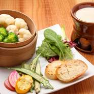 新鮮な野菜を、生・蒸し・焼きからベストな調理で。ゴルゴンゾーラが香るコクのあるソースとからめて。