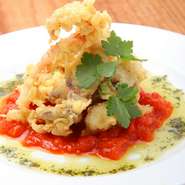 旬の魚を香ばしく揚げた一皿。特製のソースとよく合う、彩り鮮やかなメニューです。