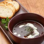 じっくりと煮込まれた牛スジは、口に入れた瞬間、トロリととろけます。お酒がすすむ一品。