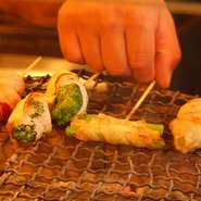 注文をすると、目の前で焼く様子が見られます。ただよってくる香りさえもごちそうになる特等席。