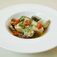 魚介のを白ワインで蒸し焼きにしたイタリアの郷土料理。 